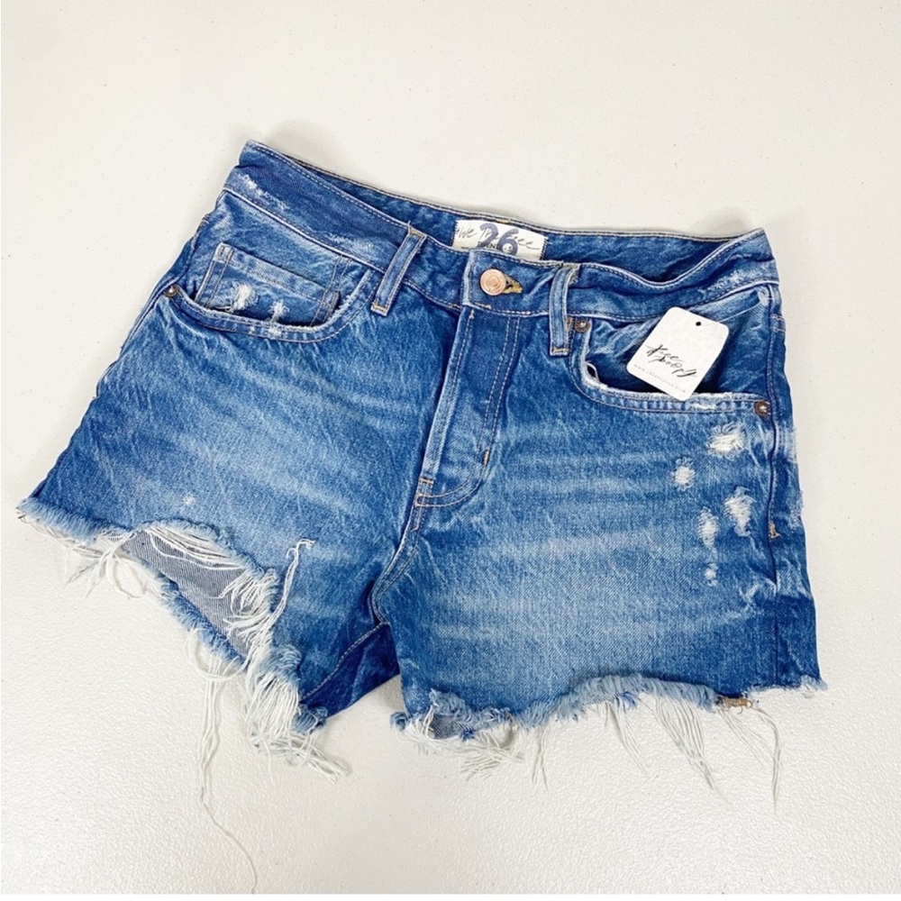 Free People Good Time Relaxed Short in Beach Bum Distressed Frayed Raw-Cut Hem